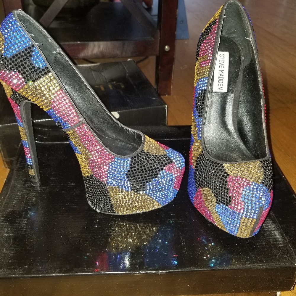 Women's shoes in varies sizes.